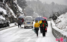 “末月双轮雨雪降温来袭，冬日严寒即将席卷而来”