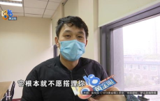 游泳课结束妈妈发现孩子没出来 后来在泳池底下找到了