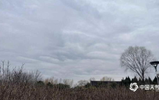 北京天空奇观：糙面云与立体波纹云层交织