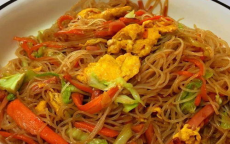 高速堵车奇遇：大哥路边支锅灶，炒粉生意火爆